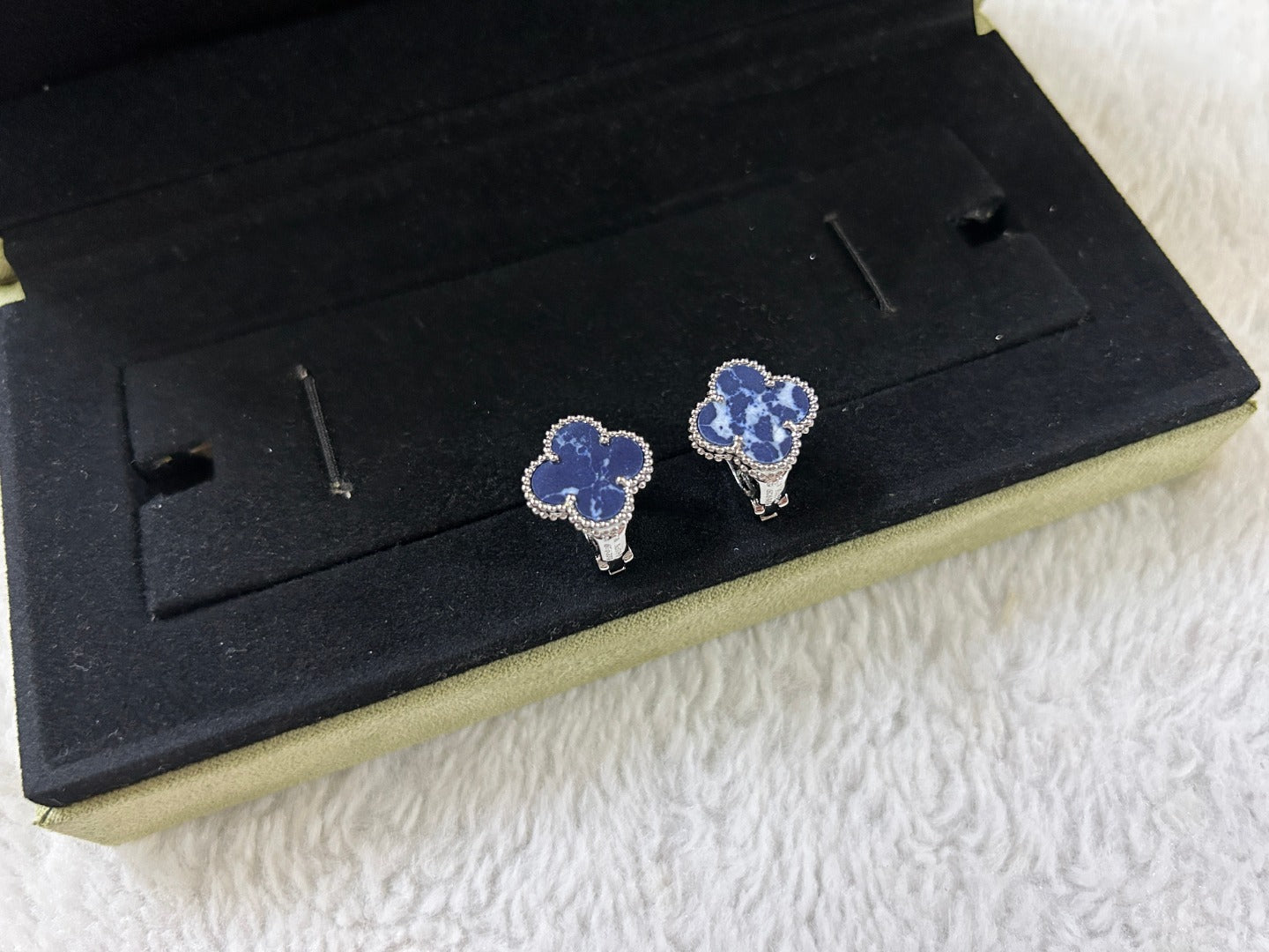 [Rosla Jewelry]CLOVER PIETERSITE MEDIUM STUD EARRINGS