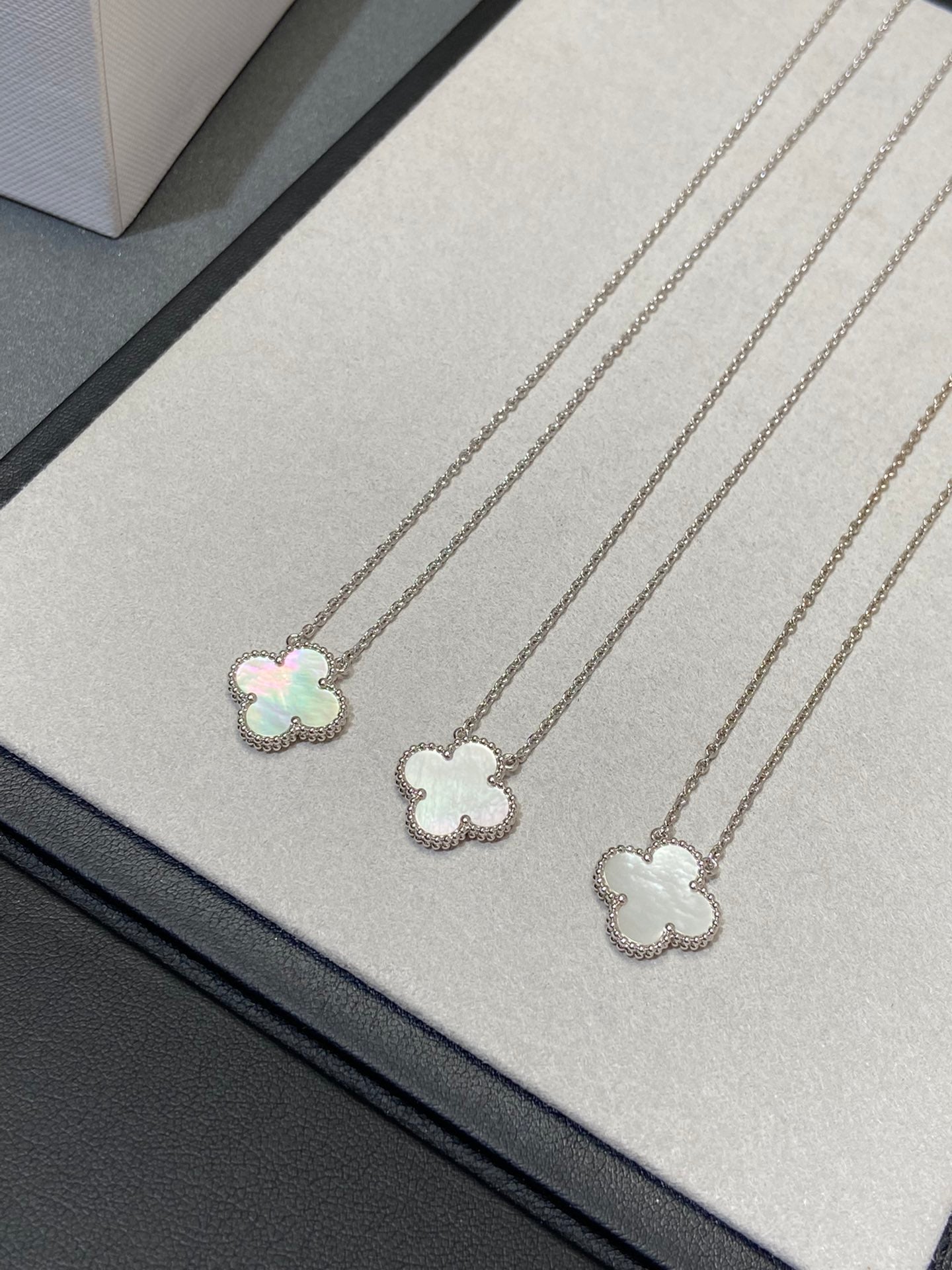 [Rosla Jewelry]CLOVER MEDIUM SILVER WHITE MOP NECKLACE