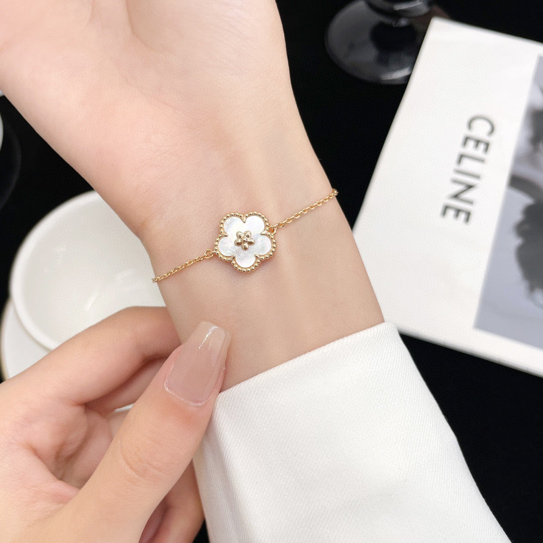 [Rosla Jewelry]LUCKY WHITE MOP PLUM BLOSSOM  BRACELET