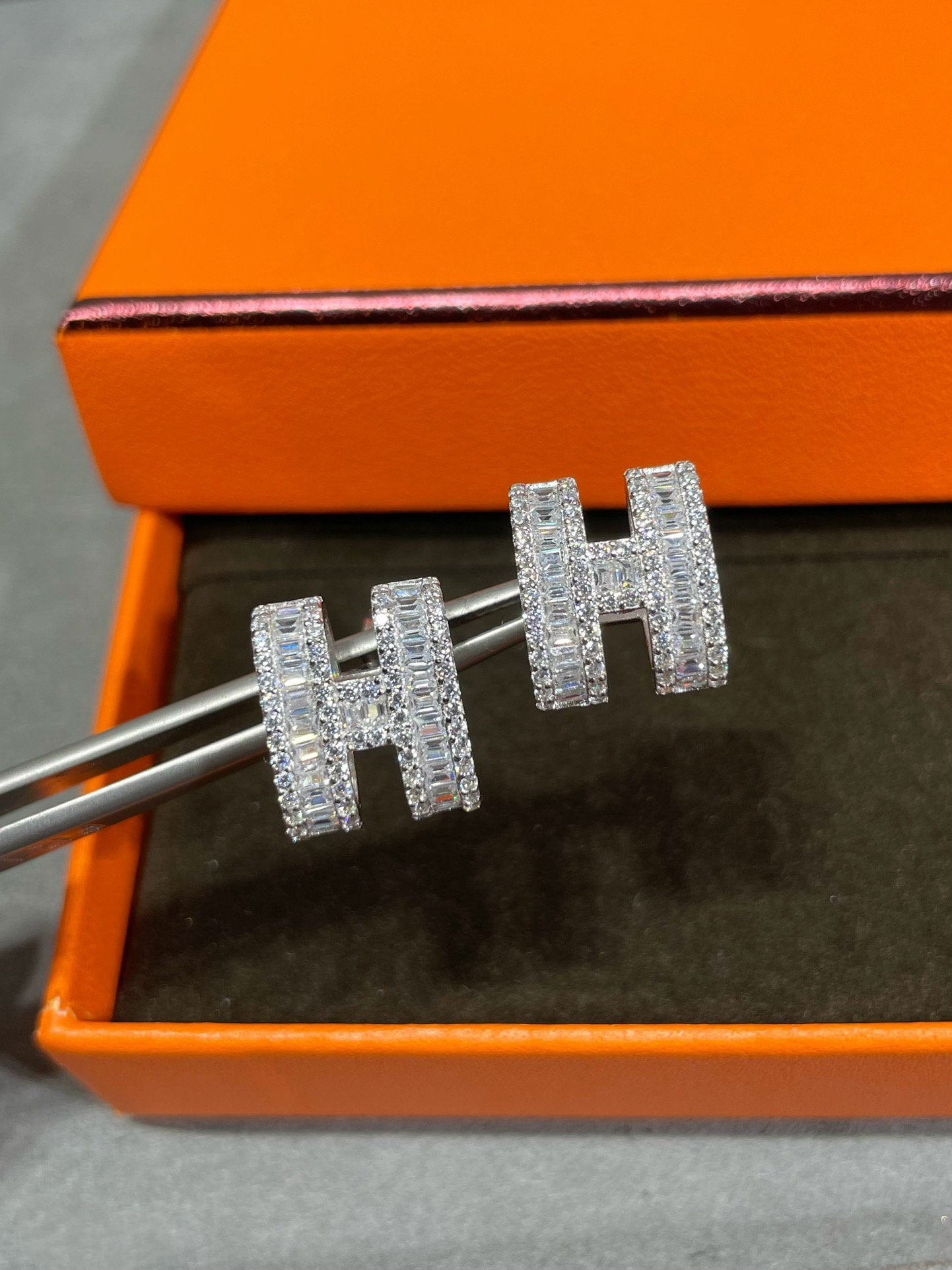 [Rosla Jewelry]H STUD EARRINGS WITH SILVER DIAMONDS