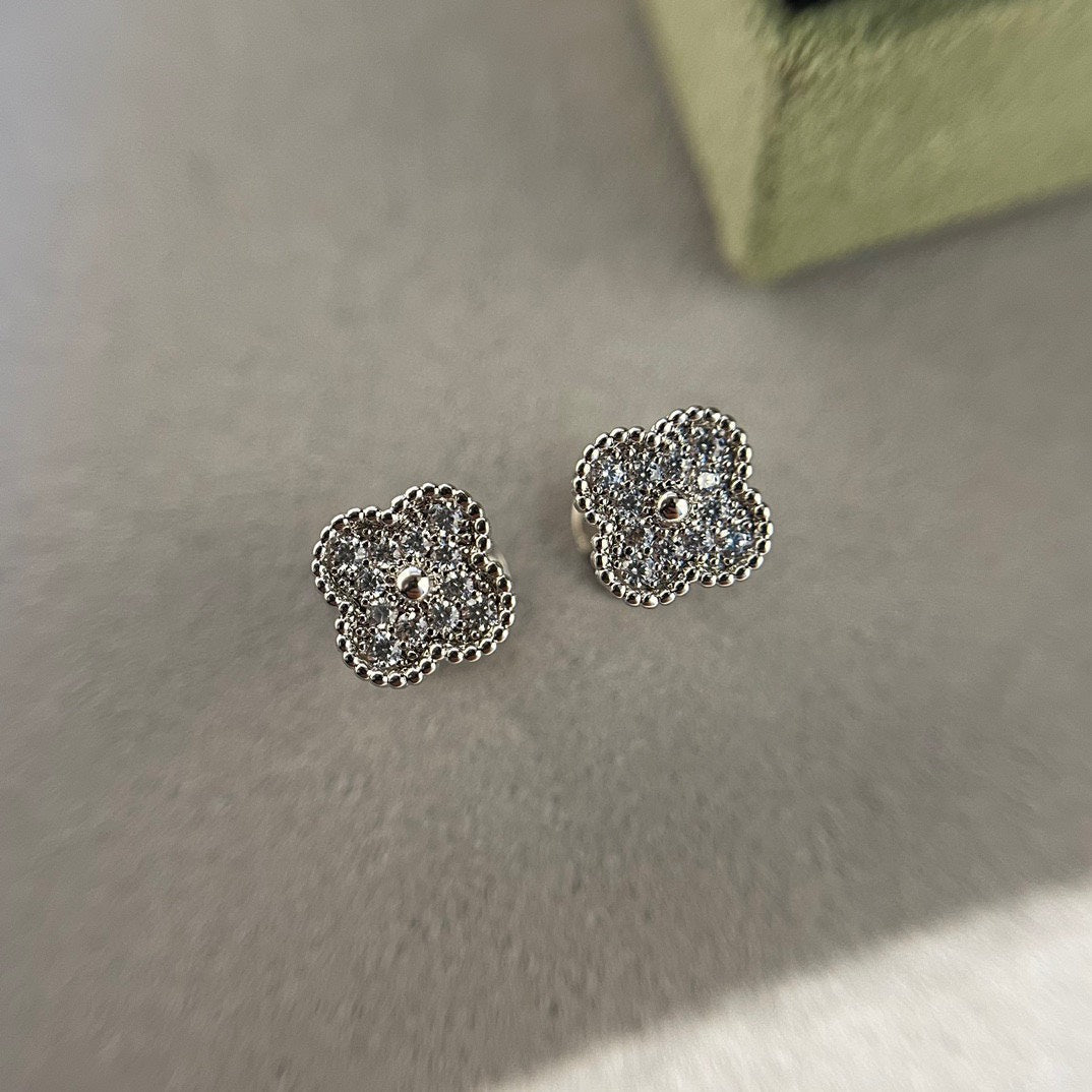 [Rosla Jewelry]CLOVER MINI DIAMOND STUD EARRINGS